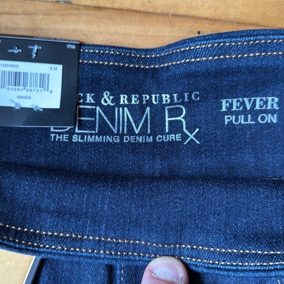 Rock & Republic Women's Denim Rx Fever Pull On Mid-Rise Shorts Size 6M - Picture 2 of 6